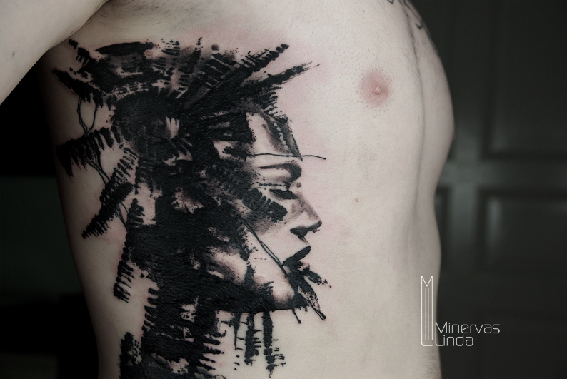 Hermoso tatuaje gris negro en el costado de Minervas Linda