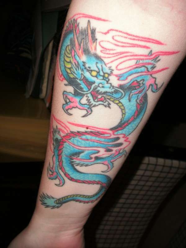 Tattoo von schönem blaurosa Drache am Unterarm