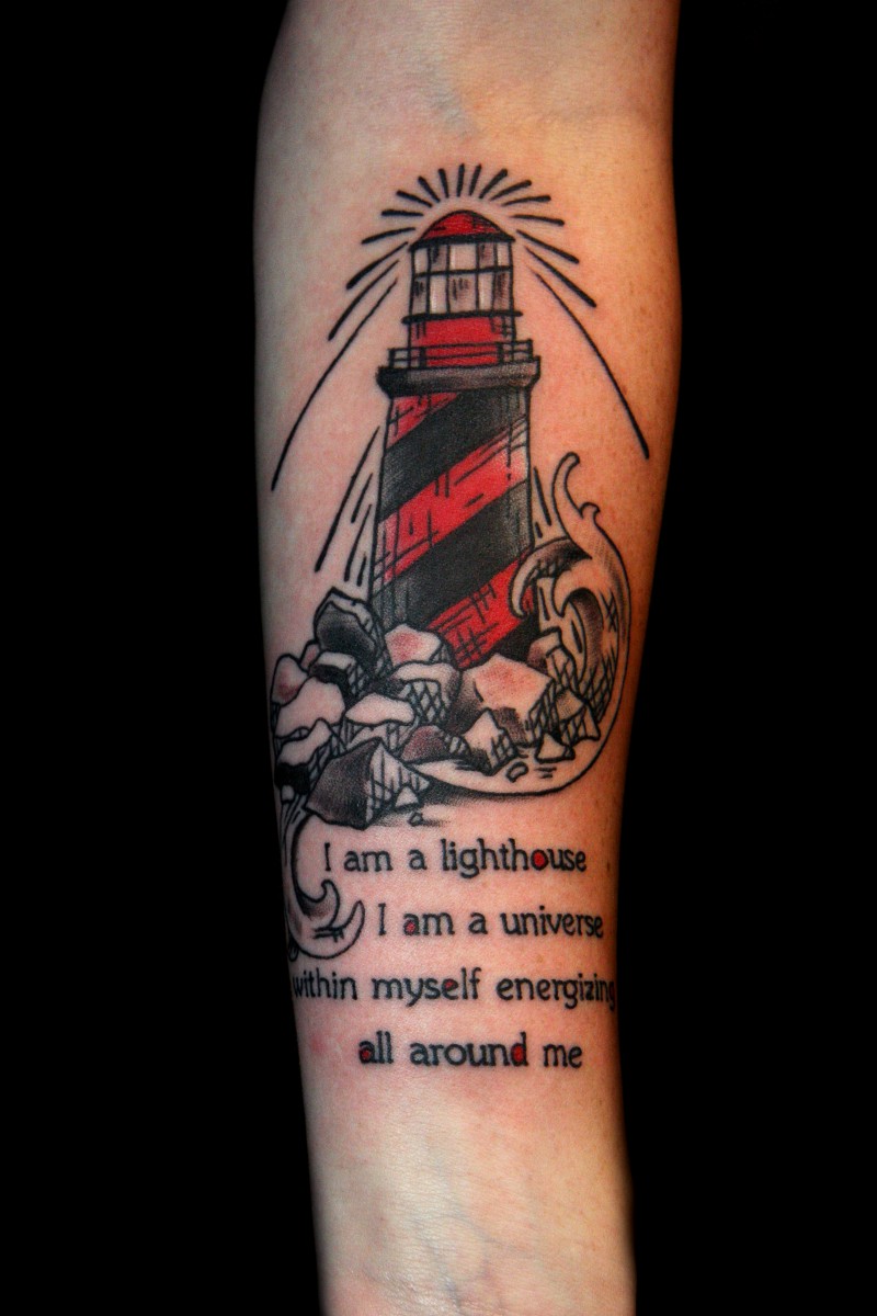 Tatuaje en el antebrazo,
faro de color rojo y negro y texto
