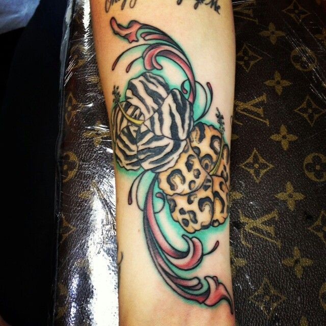 Tatuaje en el antebrazo,
flores con impresión de cebra y guepardo