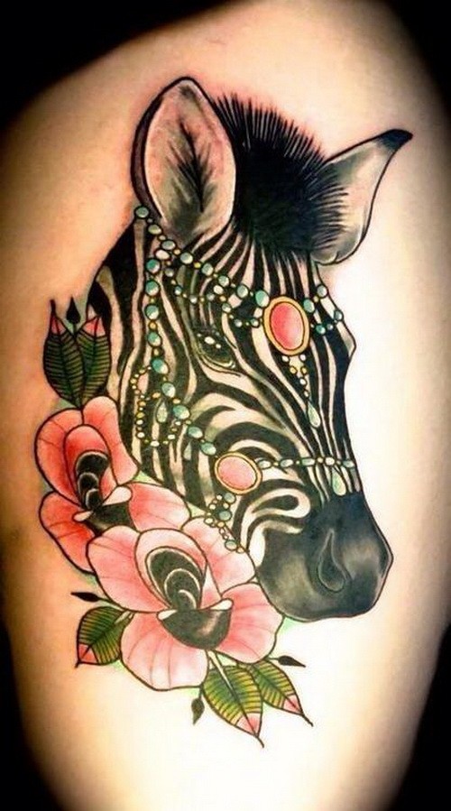 Tatuaje en el muslo, 
cebra preciosa decorada con joyas