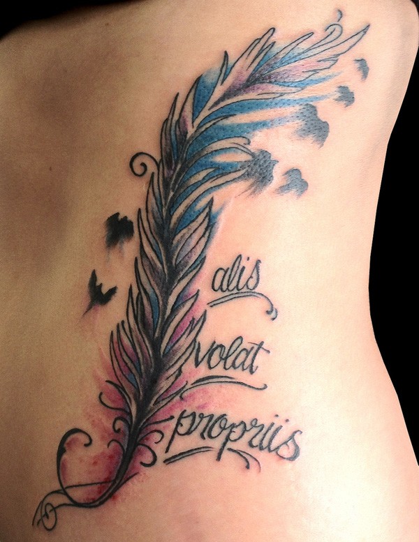 Tatuaje  de pluma ligera hermosa con cita y aves