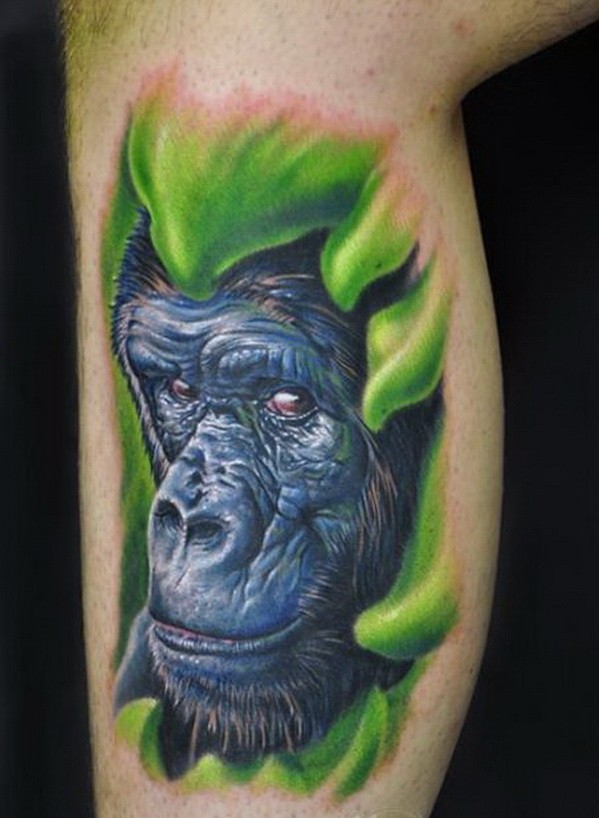 Schönes Tattoo mit Gorillas Schnauze an der Wade