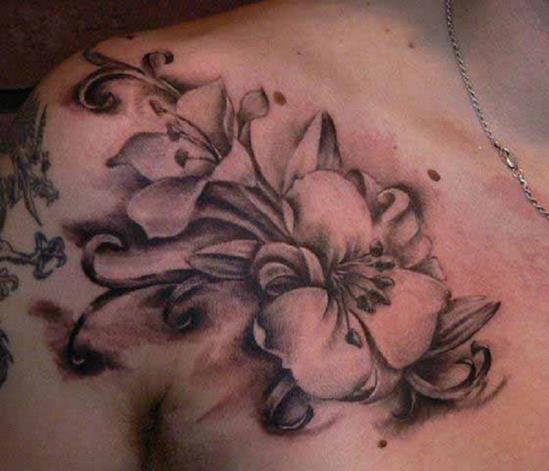Tatuaje en el pecho, flores grandes exquisitas, tinta gris