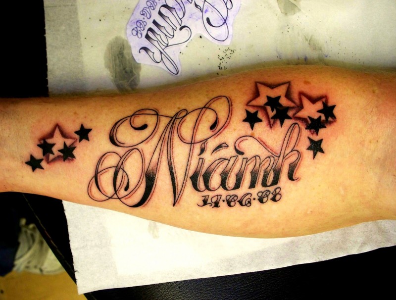 bellissimo citazione nome e data con bianche e nere stelle tatuaggio su braccio