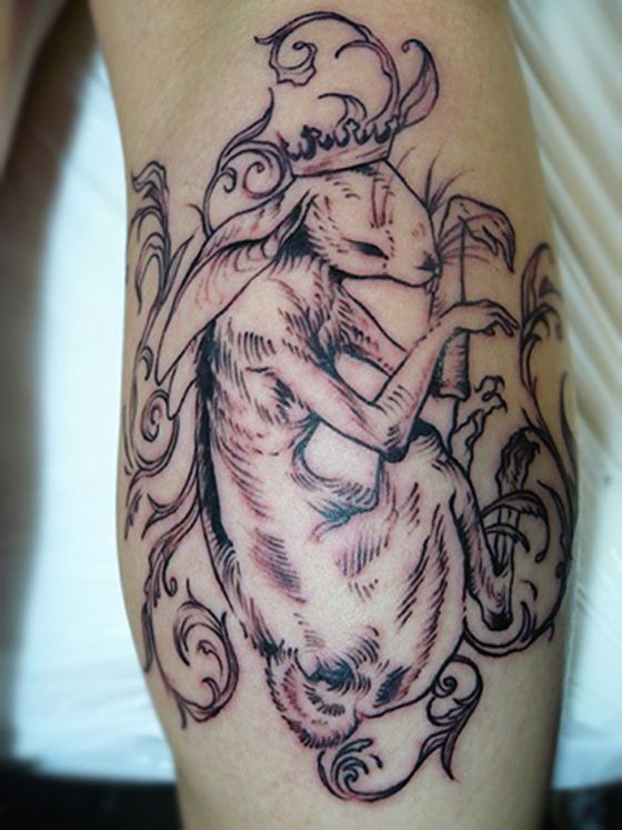 Schönes Arm Tattoo mit nicht farbigem Hase mit Krone