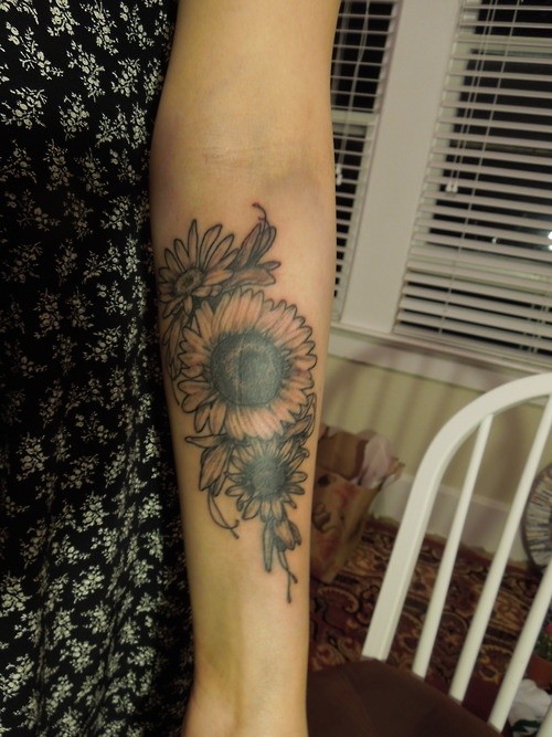 Tatuaje en el antebrazo, flores fantásticas, tinta gris y negra