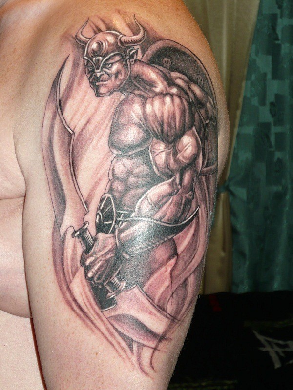 Tatuaje en el brazo,
guerrero peligroso con espada de doble cara