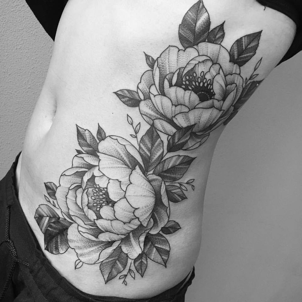 Tatuagem de flores cinzentas e pretas grandes nas costelas