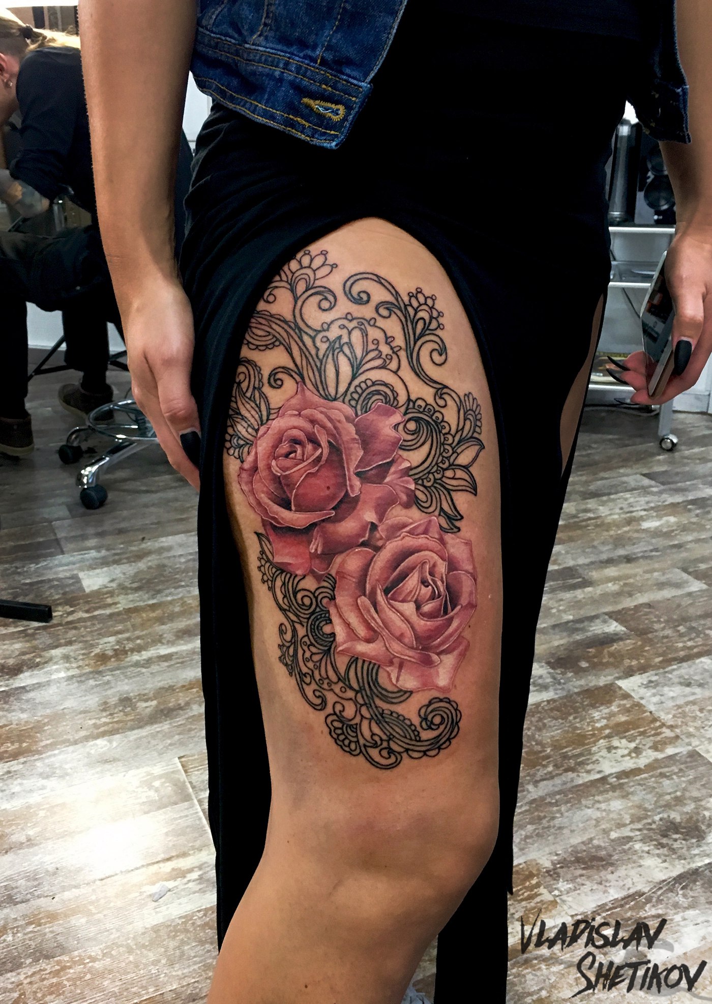 Grande tatuagem com duas rosas na perna