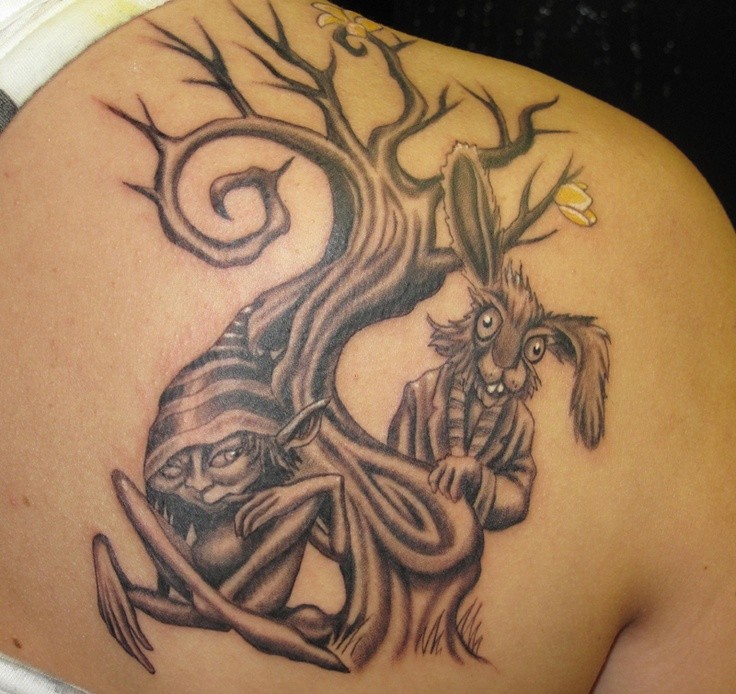 Tatuaje en la espalda,
liebre y gnomo de dibujos animados y árbol seco
