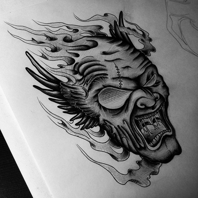 Demônio preto e branco com desenho de tatuagem de asas de anjo e arranhão