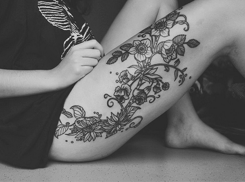 Black-and-white wildflowers tattoo on thigh