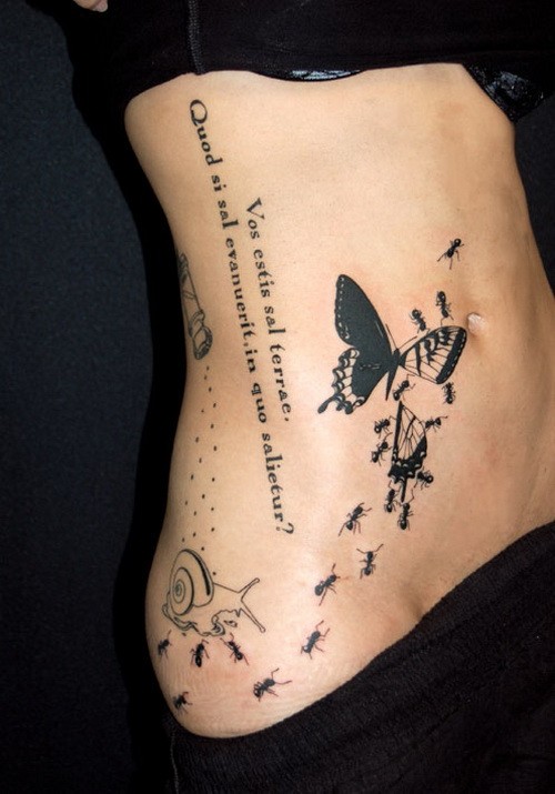 Tatuaje en el estómago, bandada de hormigas y mariposa, tinta negra