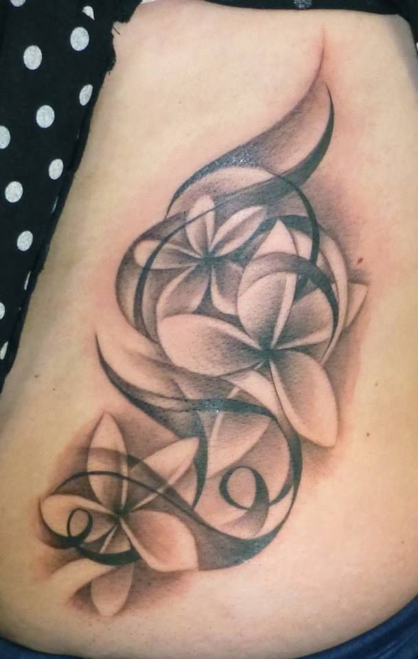 Tatuaje en el costado, flores de jazmín grises con cintas negras