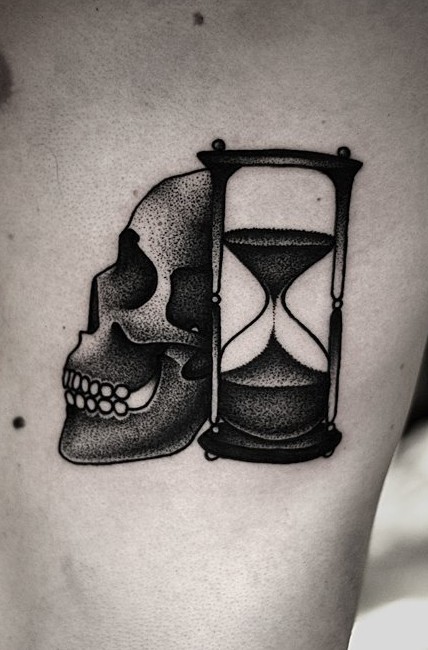 Cráneo de dotwork negro con tatuaje de reloj de arena en el costado