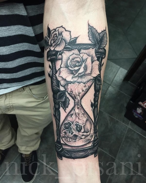 Tatuaje de antebrazo de reloj de arena negro vida y muerte gris