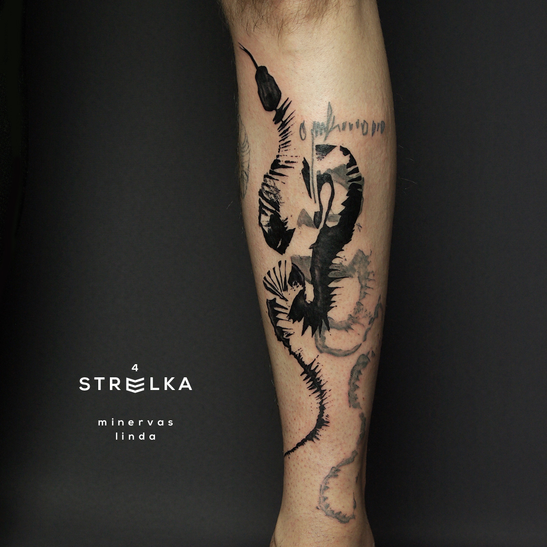 Tatuagem de cobra cinza preto por Minervas Linda
