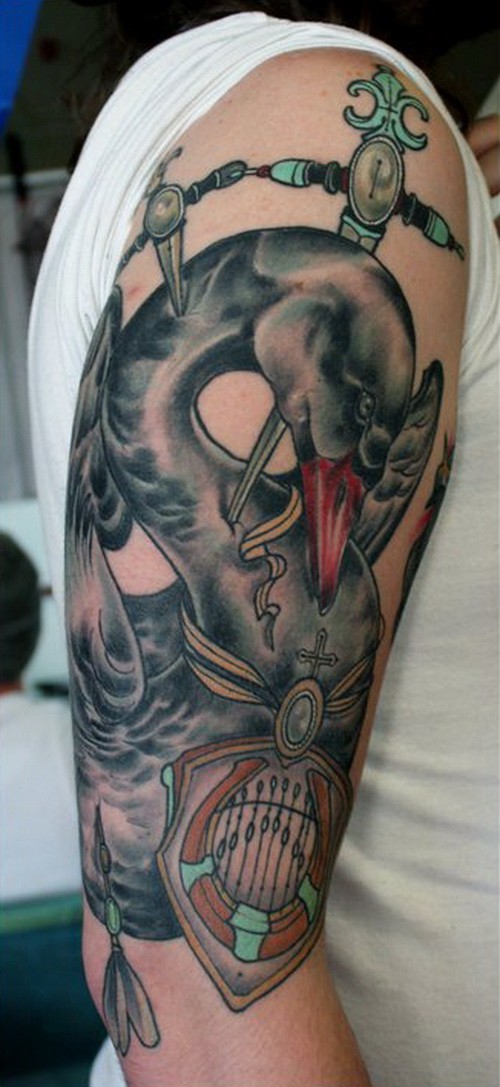 incredibile cigno trabbucato con le spade tatuaggio colorato su braccio