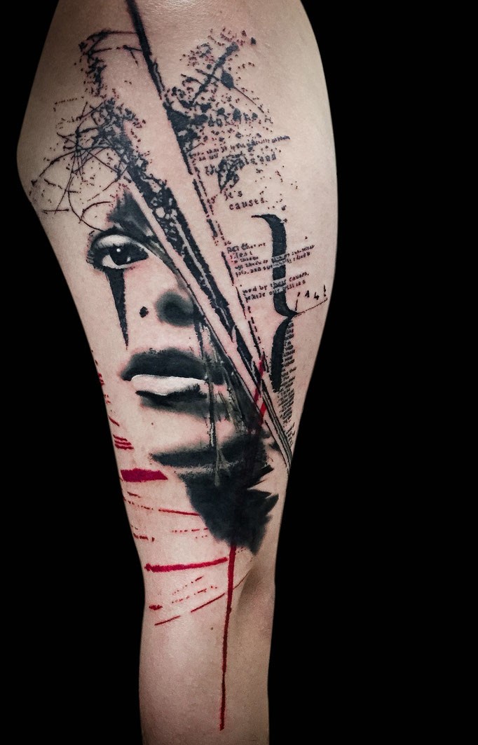 El tatuaje pintado original del estilo de Blackwork de la cara de la mujer se combinó con letras