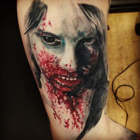 Sangriento tatuaje del brazo superior de la cara de la mujer zombie