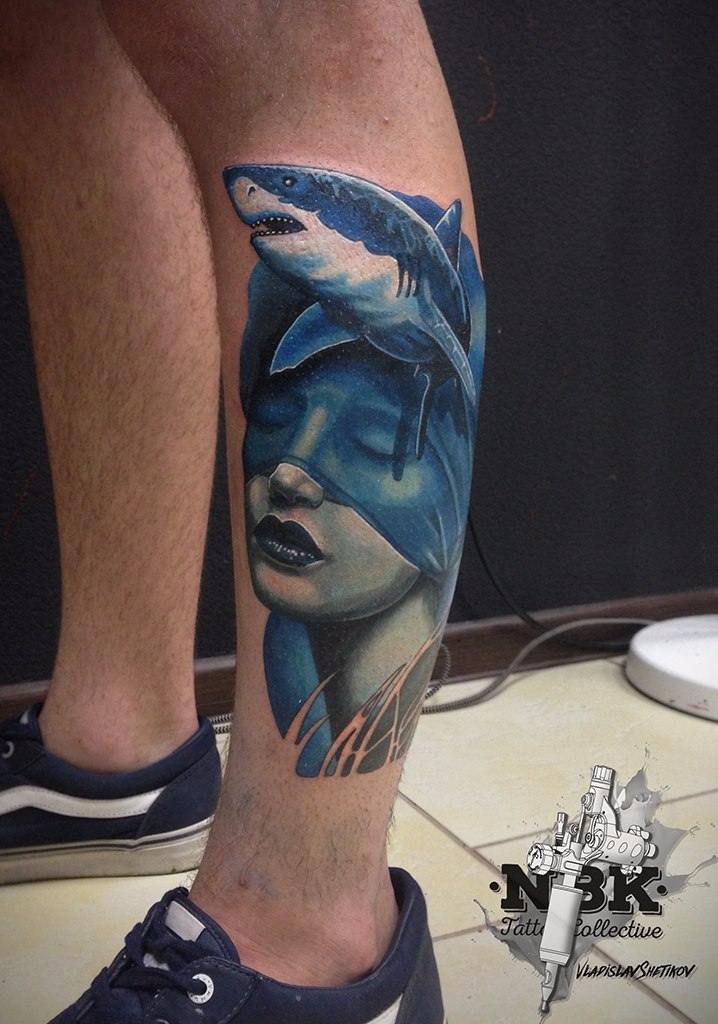 Tatuaggio di colori blu con donna e squalo