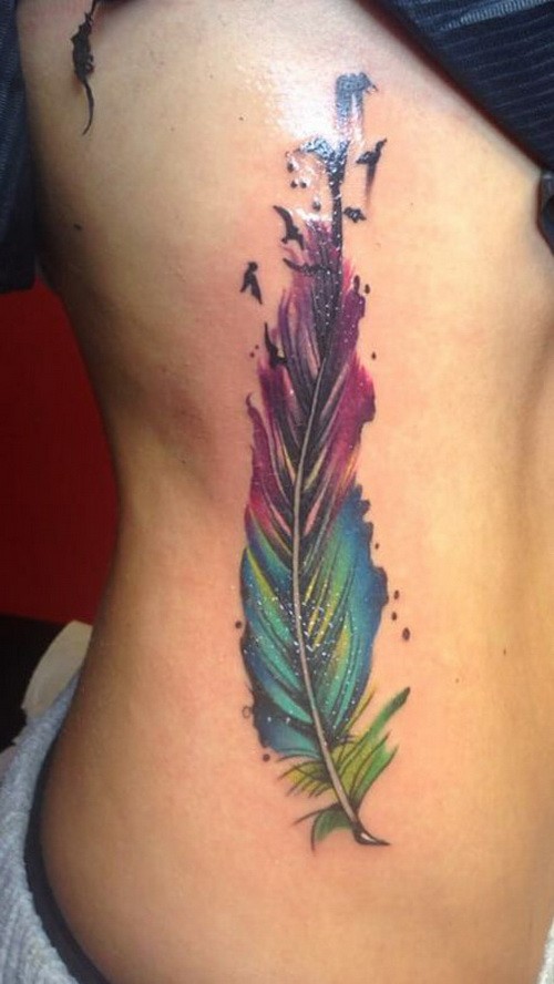 Tatuaje en el costado,
pluma hermosa de varios colores