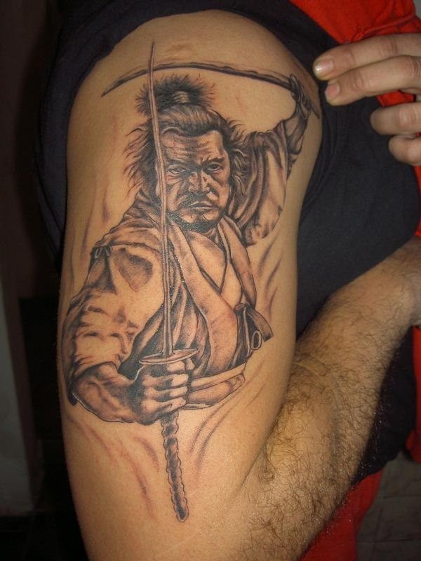 samurai coraggioso con due spade tatuaggio sulla spalla