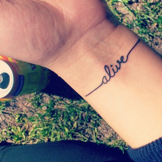 Tattoo mit Herzschlaglinie &quotlebendig" am Arm