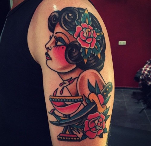 Tatuaje en el brazo, mujer apacible con copa de vino