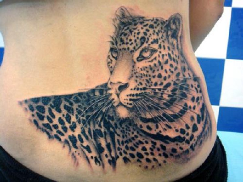 brillante stile nero e bianco naturale animale leopardo tatuaggio su parte bassa della schiena