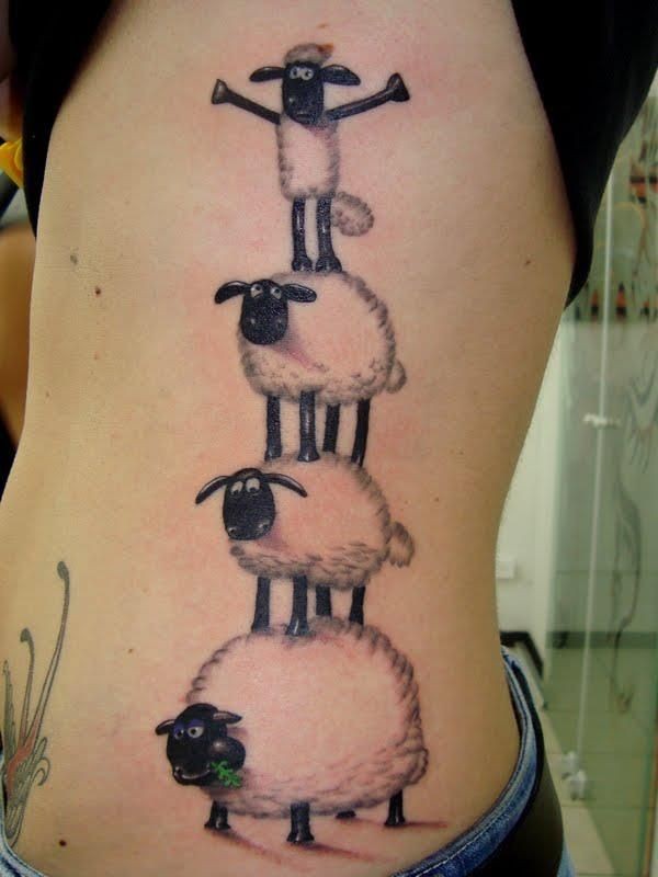 Tatuaje en el costado,
pirámide de ovejas blancas