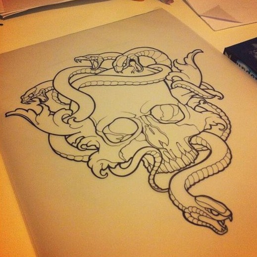 Classic uncolored skull with reptiles tattoo design