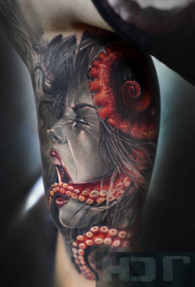 Tatuaggio bicipite colorato moderno stile di cremosa donna con polpo mostro