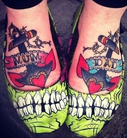 Farbiges Paar Oldschool Anker-Tattoos auf Füßen