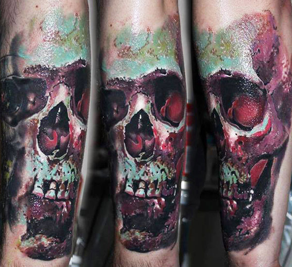 Tatuagem de caveira colorida no braço por Robert Zyla
