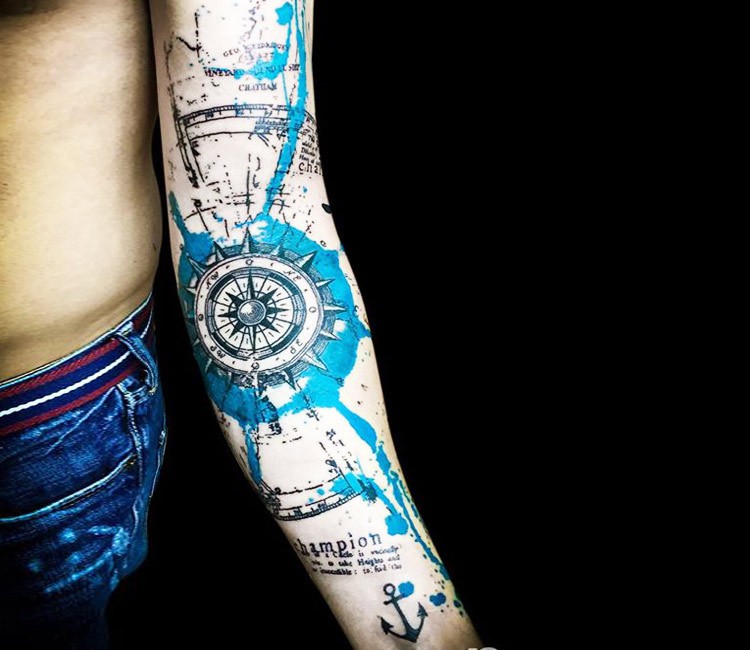 Tatuaggio a manica intera di compas con la mappa colorata spazzatura