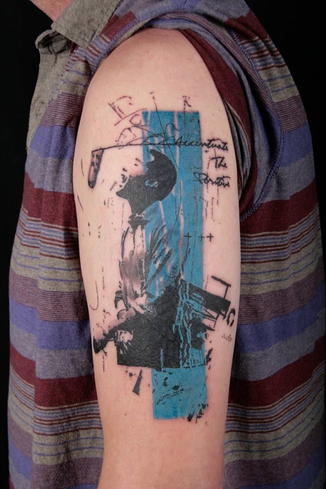 Tatuagem braço pintado colorido agradável do homem cantor com letras