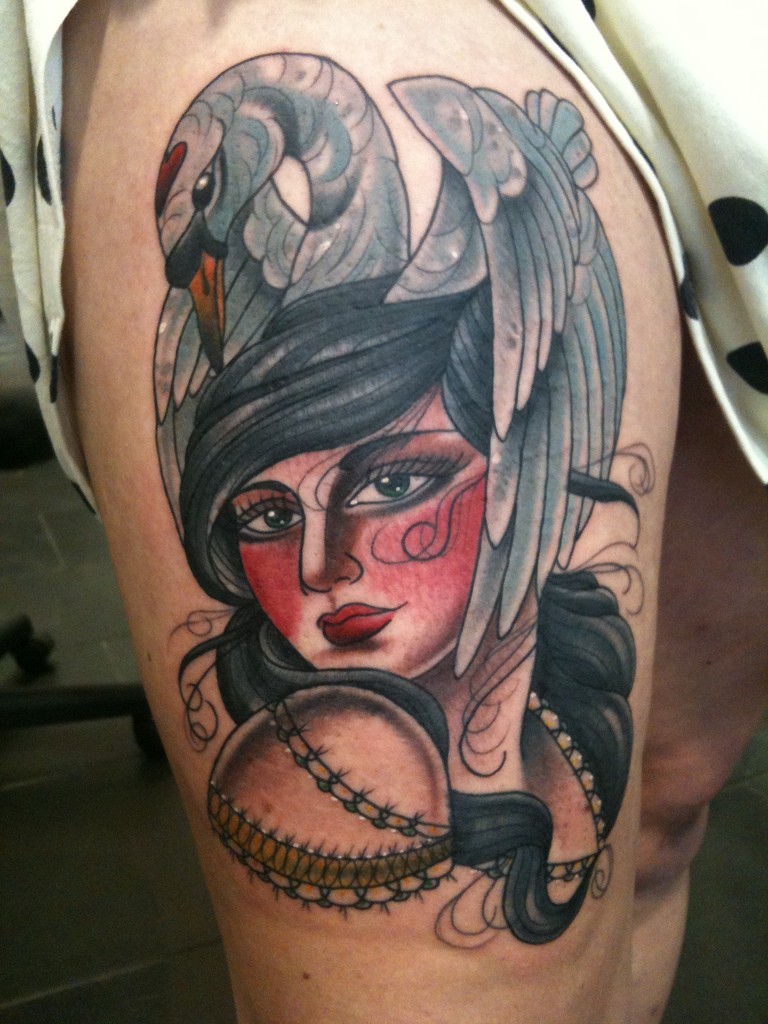 colorato ragazza con cigno su cappelli tatuaggio su coscia
