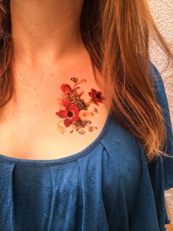 Tatuaje en el pecho, 
flores rojas vintage
