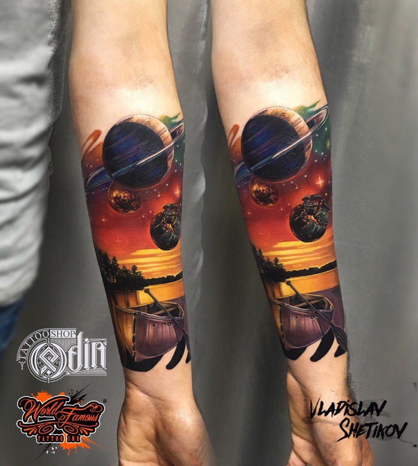Tatuaje colorido con ardientes planetas en el cielo