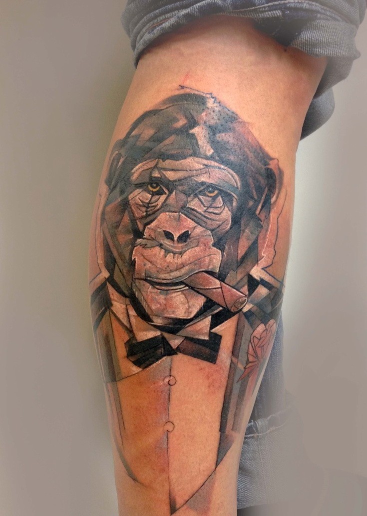 Tatuaje en la pierna, chimpancé en el traje que fuma