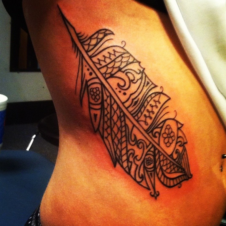 Coole schwarzweiße Tribal Feder Tattoo an der Seite