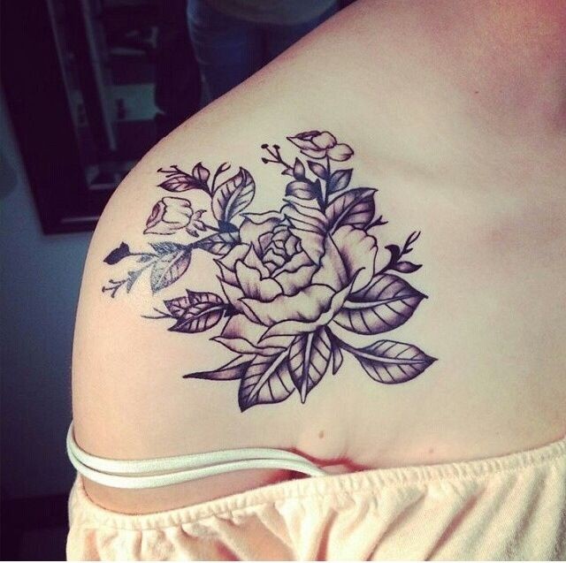 fresco nero e bianco fiore rosa d&quotepoca tatuaggio su spalla