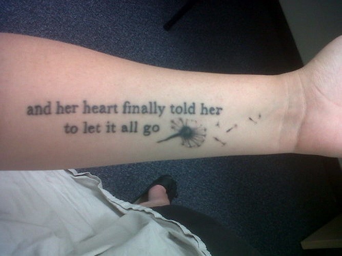 Tattoo von coolem Spruch   in Schwarz mit Löwenzahn für Mädels am  Arm