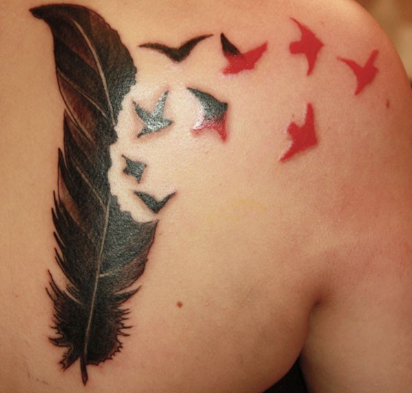Coole schwarze Feder mit roten Vögeln Tattoo für Frauen am Rücken