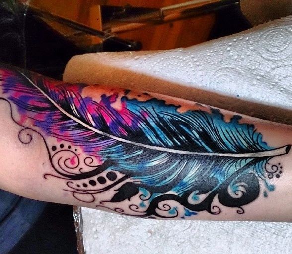 Coole blaue und rosa Tribal Feder Tattoo am Arm