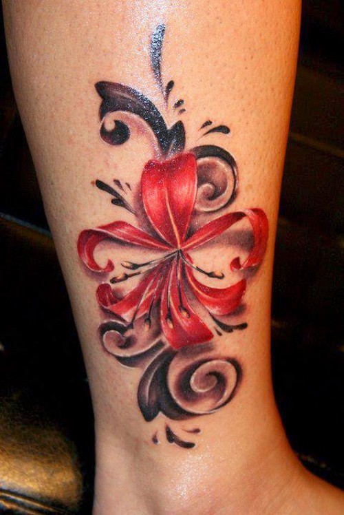 Tatuaje en el tobillo, flor roja con rizos negros
