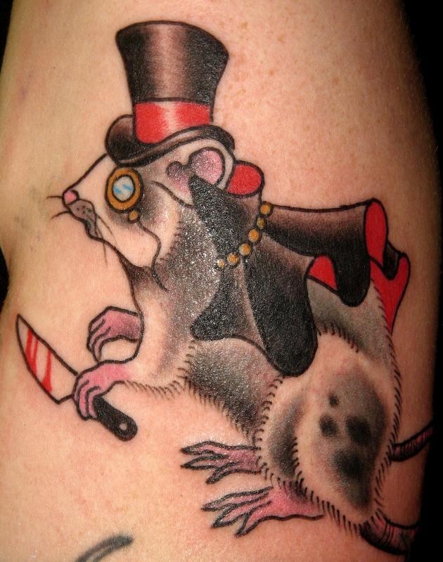 Tatuaje  de roedor en el sombrero de copa con cuchillo