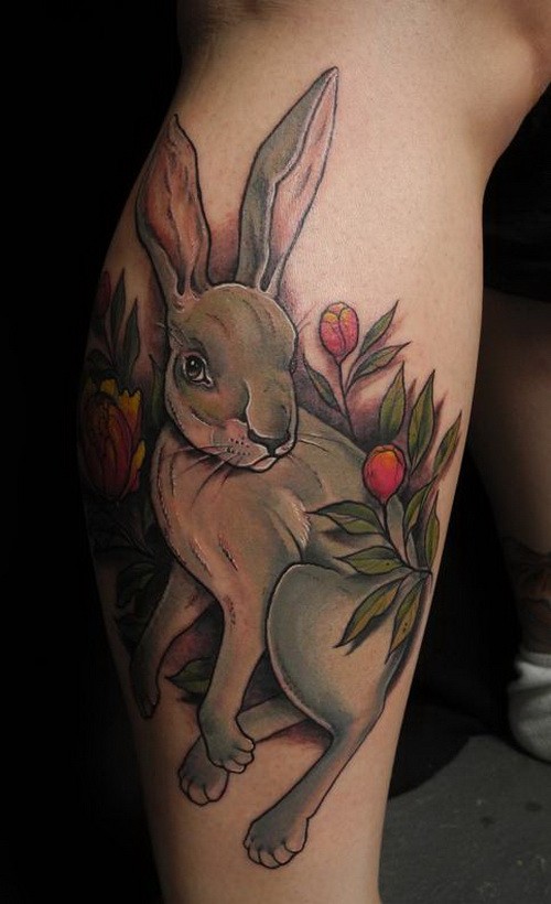 Tattoo mit coolem farbigem Hase in Blumen an der Wade